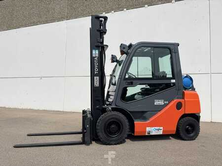Carretilla elevadora GLP 2015  Toyota 02-8FGF25 (1)