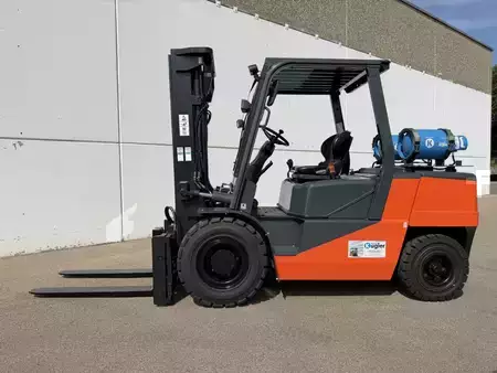 Gas truck 2006  Doosan G45SC-2 (1)