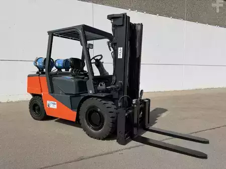 Gas truck 2006  Doosan G45SC-2 (6)