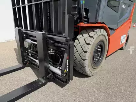 Electric - 4 wheels 2023  Toyota 9FBMK25 (2)