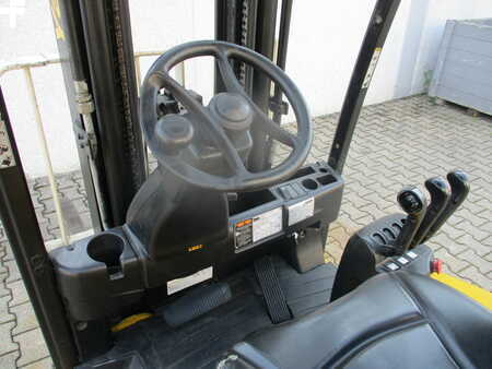 Electric - 3 wheels 2010  Yale ERP15VT SWB (7)