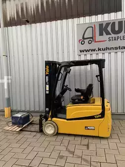 Elektryczne 3-kołowe 2011  Yale ERP20 VT LWB (3)