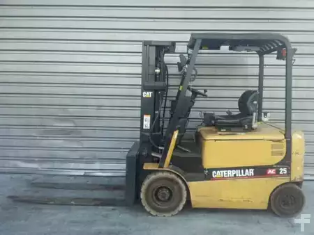 Chariots électriques à 4 roues 2005  CAT Lift Trucks EP25K-PAC (17)