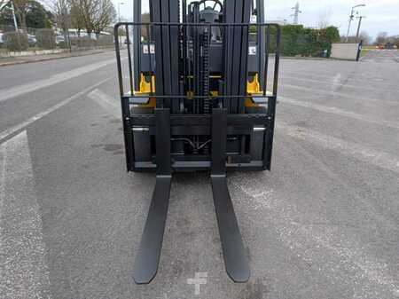 LPG Forklifts 2012  Yale GLP40 VX (6)