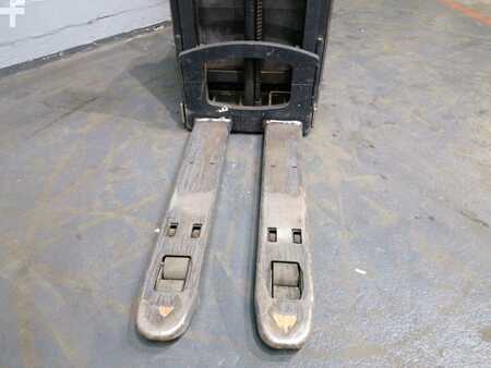 Stapelaars met staplatform 2014  Crown DT3040 (8)