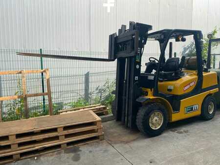 LPG Forklifts 2012  Yale GLP40VX (3)