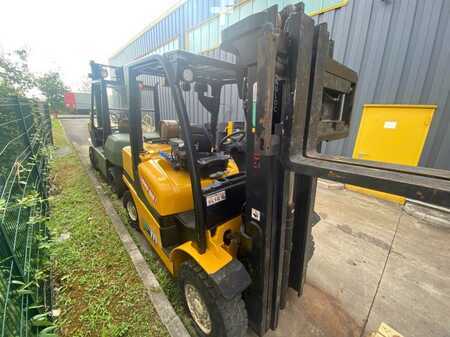 LPG Forklifts 2012  Yale GLP40VX (5)