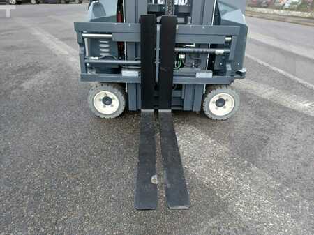 Four-way trucks 2022  Combilift CBE3000 (9)