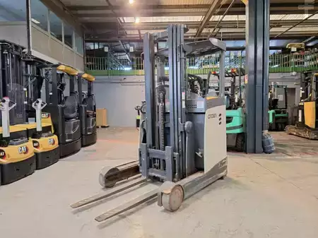 Reach Truck 2015  Crown ESR5240-1.4 (18)