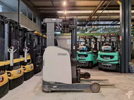 Reach Truck 2015  Crown ESR5240-1.4 (19)