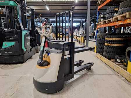 Electric Pallet Trucks 2014  Crown WP3080 (10)