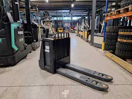 Electric Pallet Trucks 2014  Crown WP3080 (2)