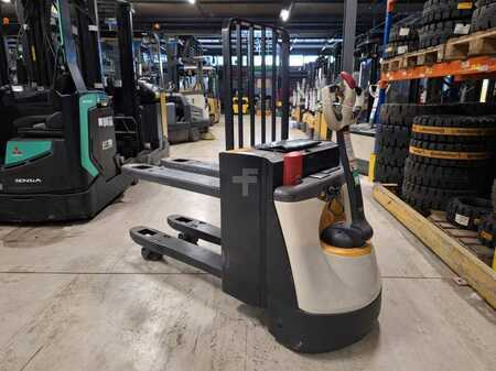 Electric Pallet Trucks 2014  Crown WP3080 (9)