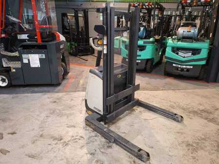 Pallet Stackers 2014  Crown ST3000-1.0 (1)