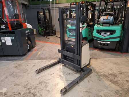 Pallet Stackers 2014  Crown ST3000-1.0 (2)