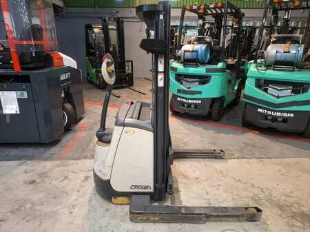 Pallet Stackers 2014  Crown ST3000-1.0 (3)