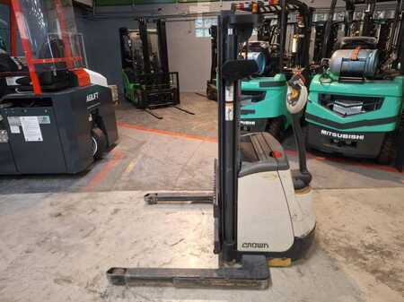 Pallet Stackers 2014  Crown ST3000-1.0 (6)