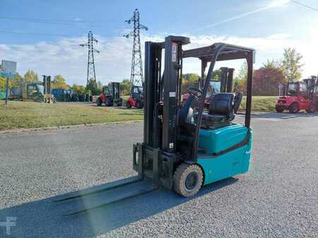 Chariots électriques à 3 roues 2012  Yale ERP15VTSWB (8)