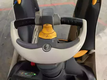 Wózki z platformą operatora 2018  Crown WT3040 (17)