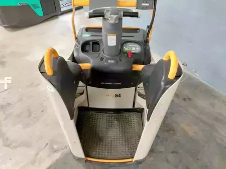 Wózki z platformą operatora 2018  Crown WT3040 (19)