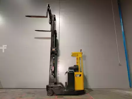 Chariots à mât rétractable 2012  CAT Lift Trucks NRM20K (10)