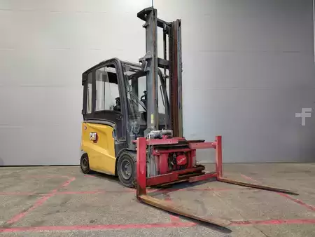 Chariots électriques à 4 roues 2020  CAT Lift Trucks EP30CN (2)