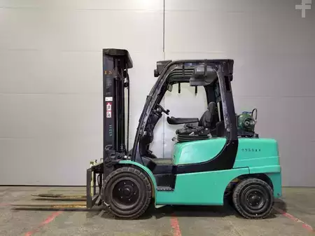 LPG heftrucks 2014  Yale GLP35 (4)