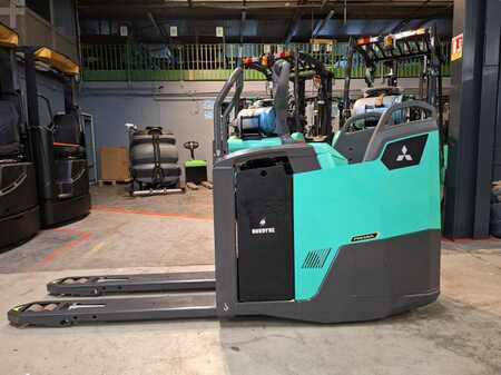 Stackers Stand-on 2022  Mitsubishi PBF25N3R MITSUBISHI (2)
