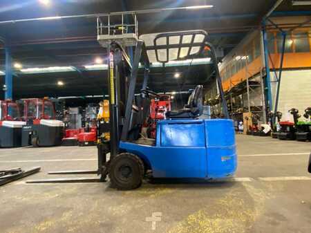 Carrelli elettrici 3 ruote 2003  Still R50/15 (1)
