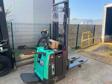Stackers Stand-on 2023  Mitsubishi SBV12P (1)