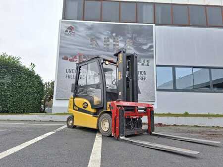Elektryczne 4-kołowe 2019  Yale ERP35 VL (4)