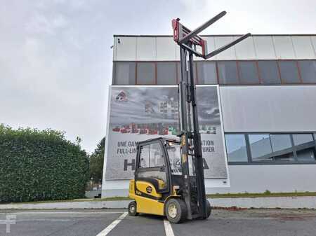 Elektryczne 4-kołowe 2019  Yale ERP35 VL (7)