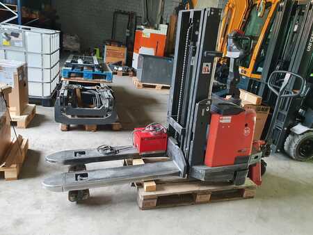 Stacker pedestre 2002  [div] BT Modell S16D (1)