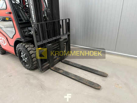 Gázüzemű targoncák 2022  EP Equipment CPQD 30 T8 (9)