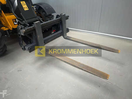 Telescopic forklift rigid 2023  JCB 525-60 Agri plus (8)