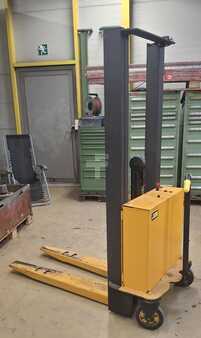 Magasemelésű béka - Incab Semi-Elektro Hochhubwagen (1)