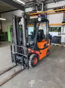 LPG Forklifts 2000  Nissan PDO1A15 (1)