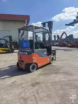 Elektryczne 4-kołowe 2017  Toyota 8FBMT35 (3)