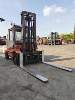 Carrelli elevatori diesel 1988  Linde H50D (2)