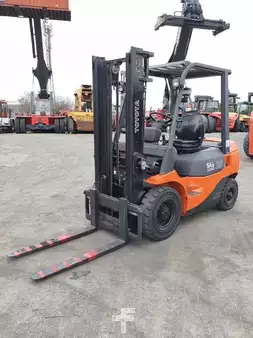 Dízel targoncák 2007  Toyota 02-7FDF25 (1)