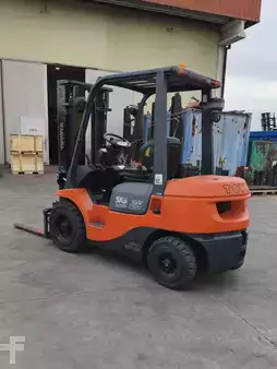 Dízel targoncák 2007  Toyota 02-7FDF25 (4)