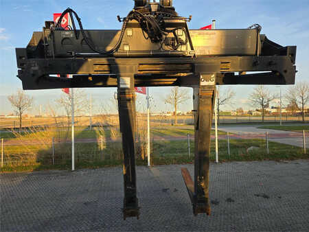 *** Andre enheter *** 2012  Kalmar Foldable Forks Attachment for ISO Spreaders (2)