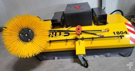 Veegmachine - MTS MTS 1804 / Wassertank, Sprühdüsen, Seitenbesen (1)