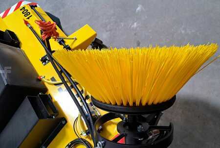 Veegmachine - MTS MTS 1804 / Wassertank, Sprühdüsen, Seitenbesen (4)