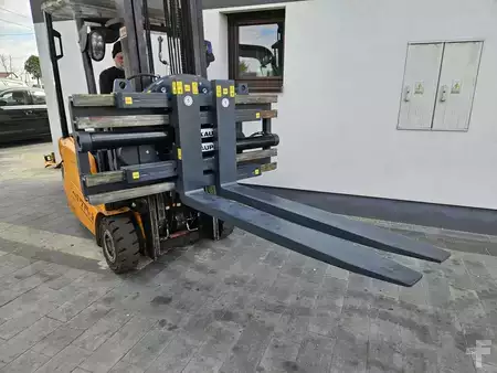 Positionneur de fourches rotatif 2025  Kaup 4.8T451 (1)