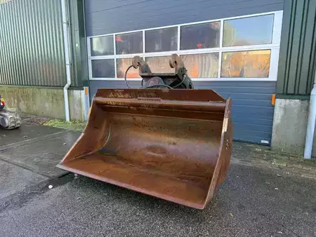 *** Autres *** - 4 Different tiltbucket / kantelbak / Schwenklöffel (1)