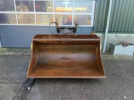 *** Autres *** - 4 Different tiltbucket / kantelbak / Schwenklöffel (3)
