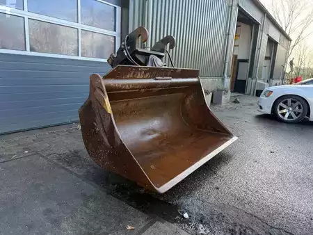 *** Autres *** - 4 Different tiltbucket / kantelbak / Schwenklöffel (6)
