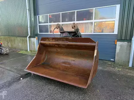*** Autres *** - 4 Different tiltbucket / kantelbak / Schwenklöffel (1)