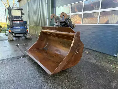 *** Autres *** - 4 Different tiltbucket / kantelbak / Schwenklöffel (2)